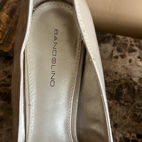 Bandolino Nude colored patent leather pumps. - Picture 3 of 7